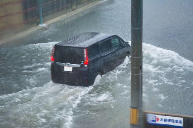 どこまでの水没で車は乗り続けられる？基準やデメリットについて